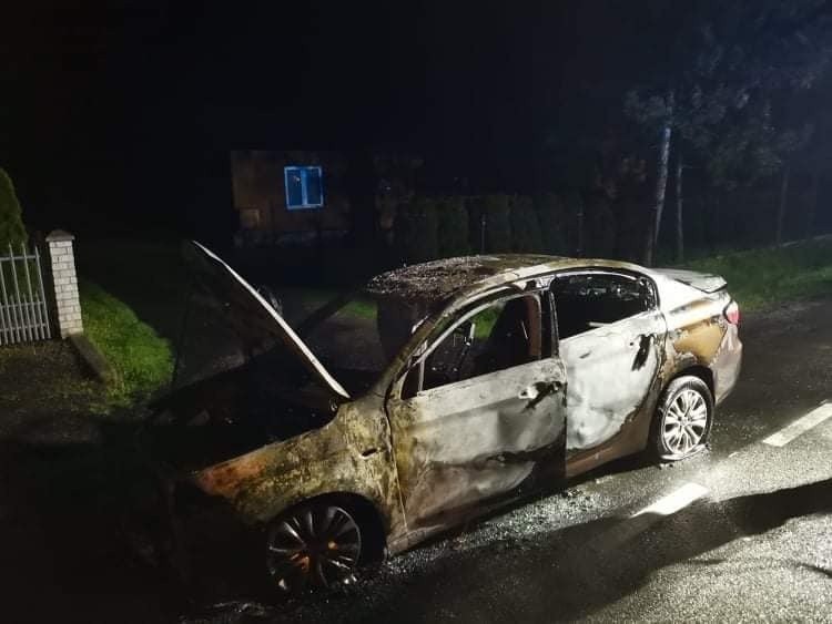 Łososina Dolna. Nocny pożar samochodu osobowego na drodze krajowej nr 75