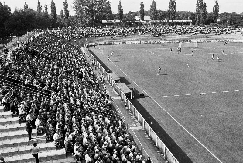 Archiwalne zdjęcia stadionu, piłkarzy, działaczy i kibiców...