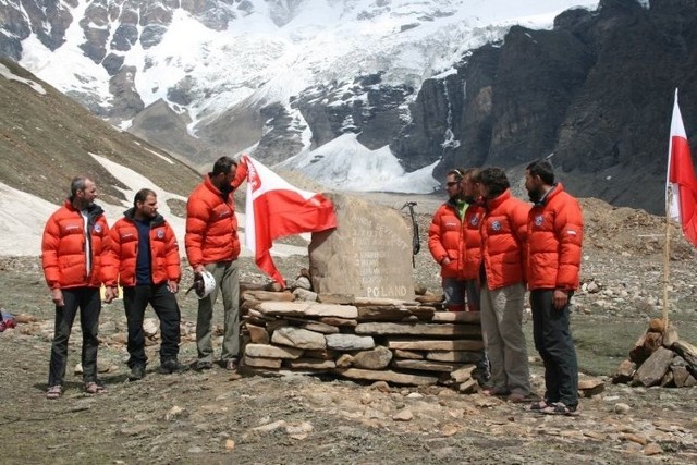 Polscy wspinacze odsłonili w środę w Himalajach tablicę upamietniającą pierwszych zdobywców szczytu.