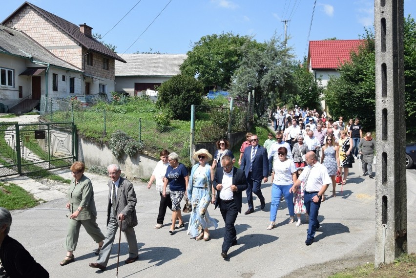 Hołd dla 30 ofiar pacyfikacji Radwanowic w miejscu kaźni hitlerowskiej. Wspomnienia bestialskiego mordu [ZDJĘCIA] 