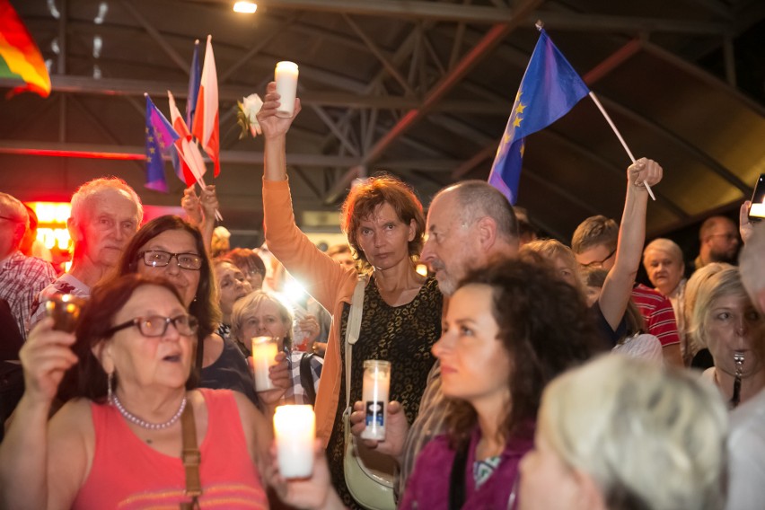 Łańcuch światła dla sądów. Tak protestowali mieszkańcy Krakowa [ZDJĘCIA]