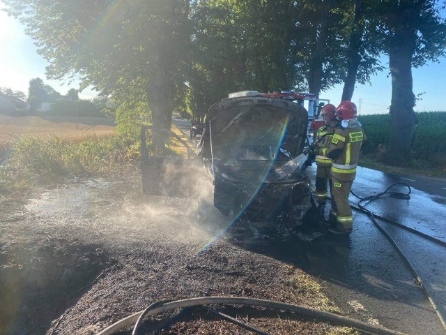 Do pożaru samochodu doszło w miejscowości Nicwałd w powiecie grudziądzkim w sobotę, 1 sierpnia po godz. 18. W akcji gaszenia ognia brały udział 2 zastępy strażaków.