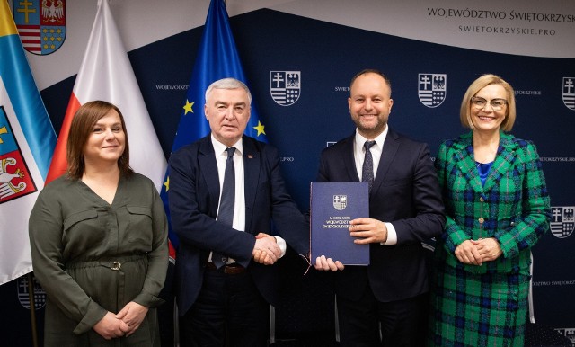 Podpisanie umowy w sprawie świetlic środowiskowych w Działoszycach w Urzędzie Marszałkowskim.