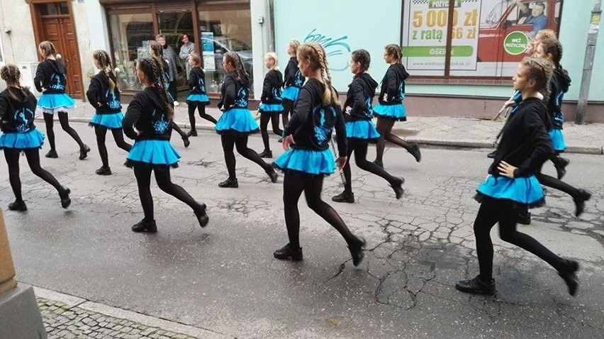 Podczas parady po ulicach Drezdenka popis dały "Dziewczęta z...
