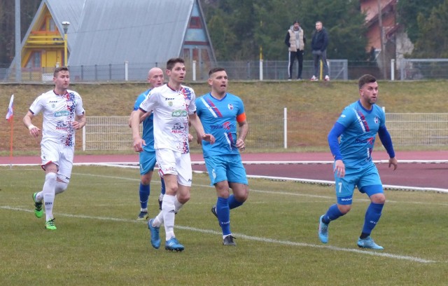 Pogoń Lębork (niebieskie stroje) pokonała Spartę Sycewice 3:0