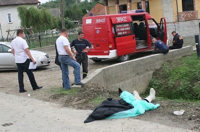 Kobietę wyciągnięto z rowu jednak na ratunek było już za późno.