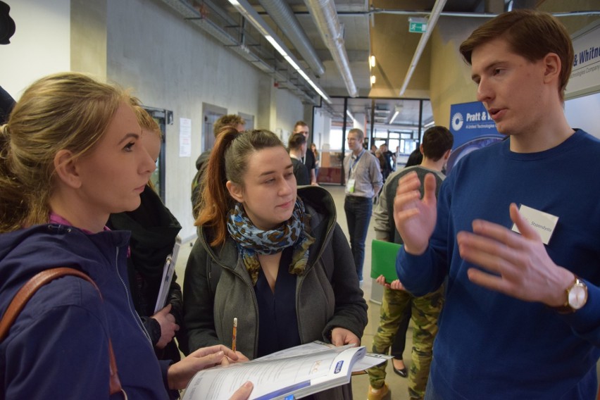 Podczas targów studenci mogli zapoznać się z ofertą blisko...