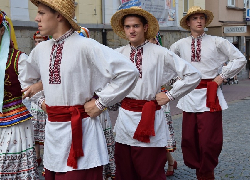 Gorlice. Festiwal Świat pod Kyczerą. Przez miejski deptak przeszedł barwny korowód artystów z różnych stron świata