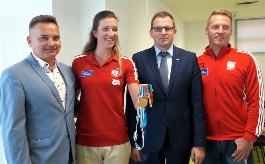 Od lewej: sponsor Janusz Reszke, złota medalistka MŚ Marta...