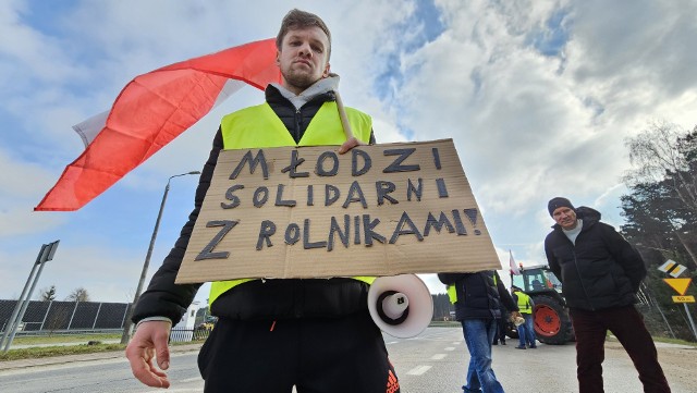 Protest rolników na rondzie w Cedzynie. Spokojny ruch i mocne słowa mieszkańca.