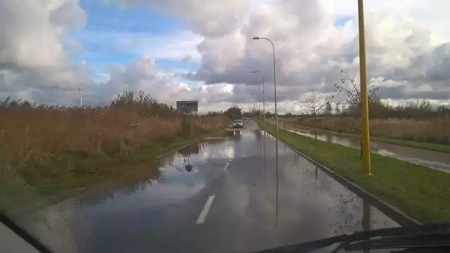 Prezentujemy zdjęcia m.in. na ul. Jana Pawła II w Darłowie. To przez miasto przechodzi orkan Grzegorz.