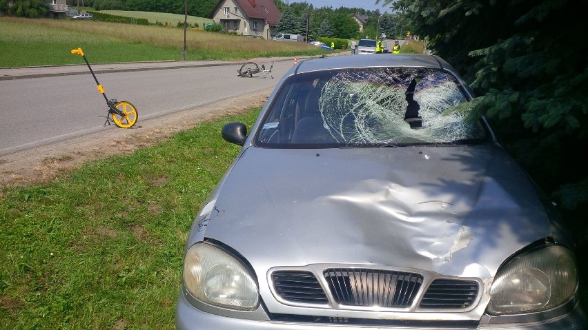 Wypadek w Łoniowej. 25-latek zasnął za kierownicą i potrącił 68-letnią rowerzystkę. Kobieta nie żyje