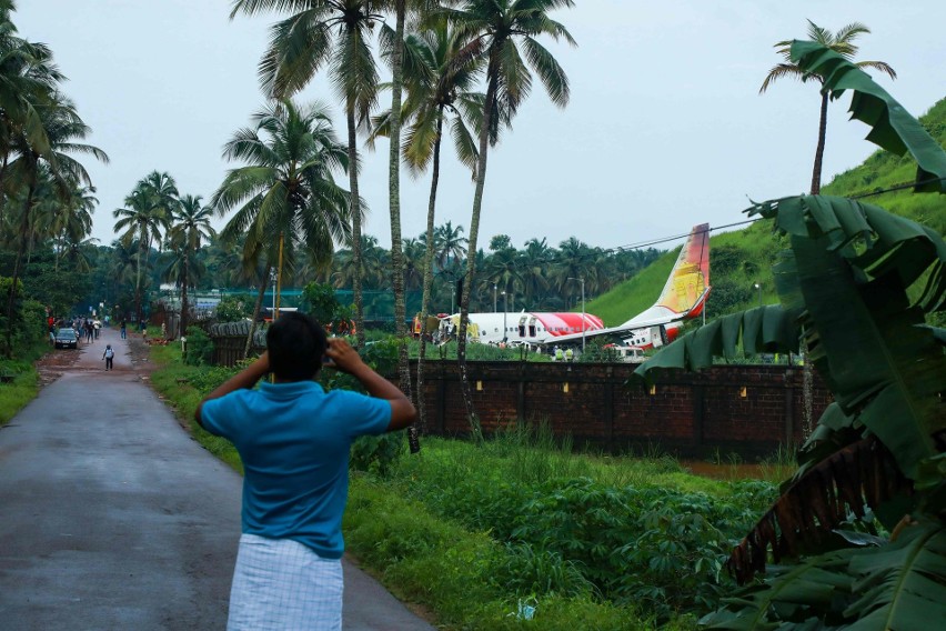 Katastrofa samolotu linii Air India Express. Boeing-737 rozbił się podczas lądowania na lotnisku Calicut [ZDJĘCIA] Są ofiary śmiertelne