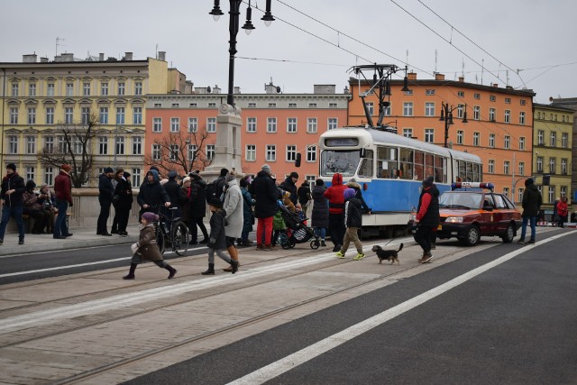 Oficjalne otwarcie Mostów Pomorskich we Wrocławiu nastąpi w nocy z niedzieli na poniedziałek (29/30 stycznia), jednakże mieszkańcy już dziś mogli na nich... zatańczyć.