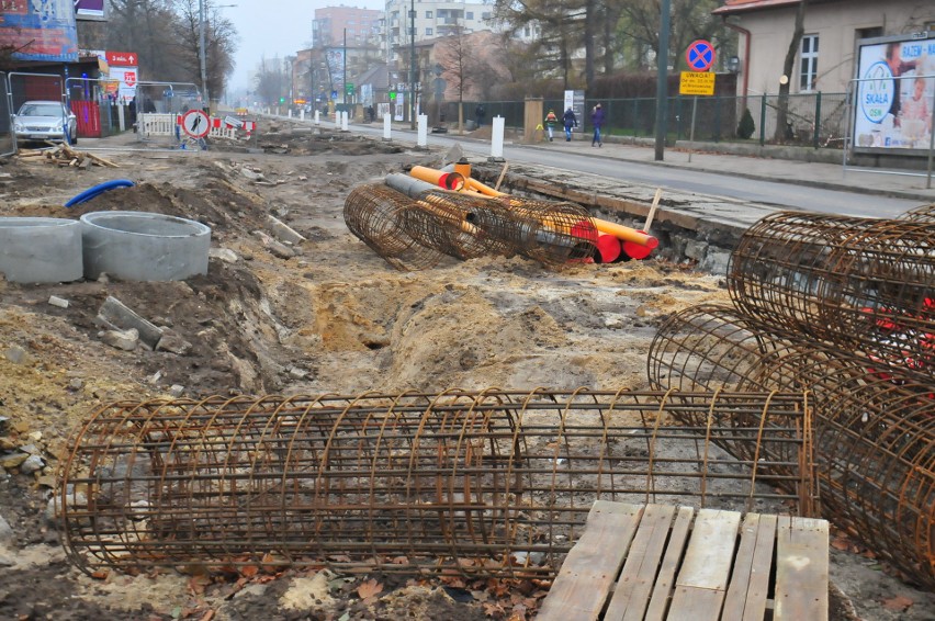 W Bronowicach układane są elementy nowego torowiska. Dziś...