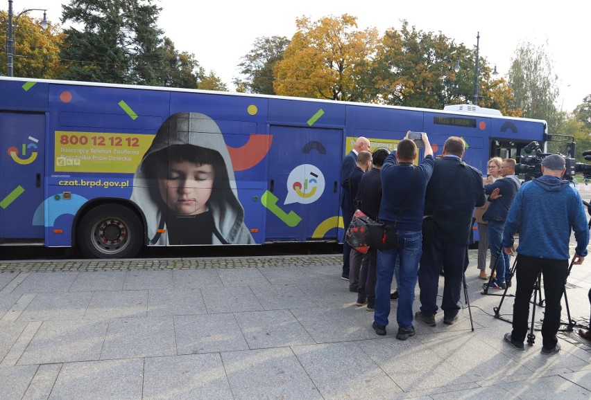 Rzecznik Praw Dziecka w Toruniu. Autobus MZK zareklamuje Dziecięcy Telefon Zaufania