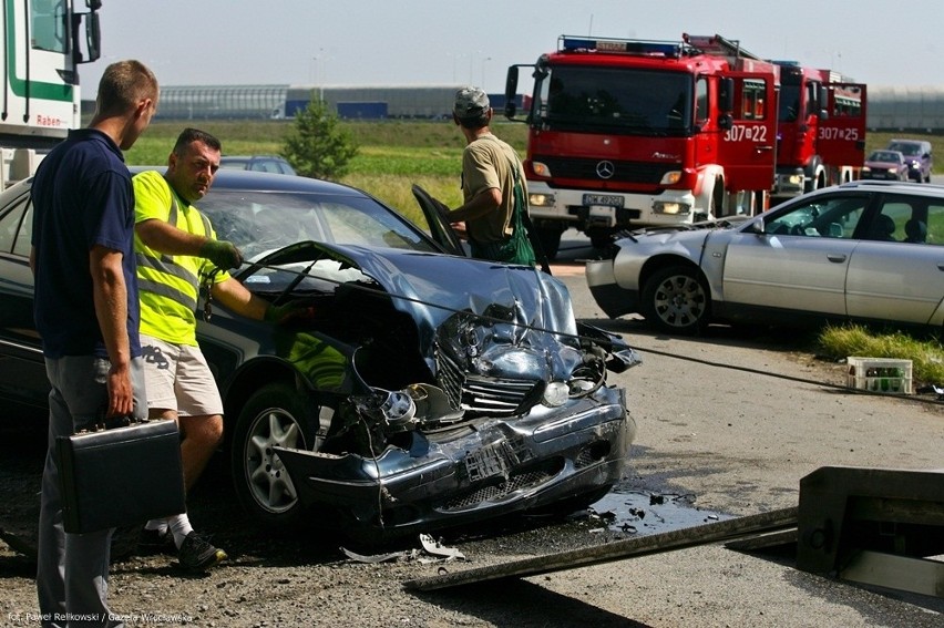 Wypadek przy AOW w pobliżu węzła Cesarzowice. Sześć osób rannych (ZDJĘCIA, FILM)