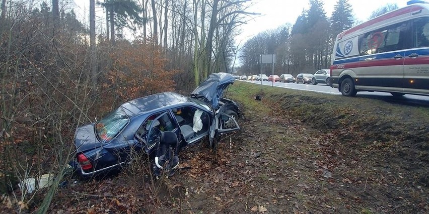 Groźny wypadek na DK8. Mercedes wypadł z jezdni 