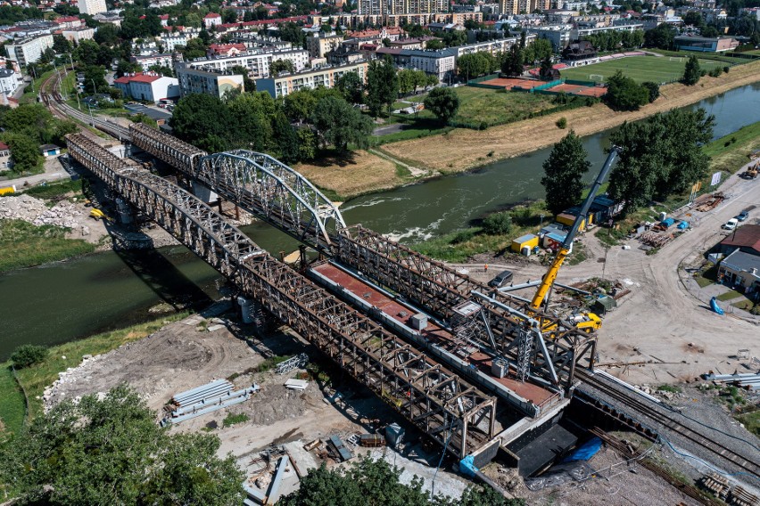 Widok z drona na budowę nowego mostu kolejowego w Przemyślu.