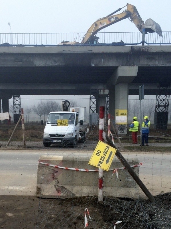 We wtorek rano na estakadę wjechał ciężki sprzęt. W związku z burzeniem wiaduktów zamknięto przejścia dla pieszych