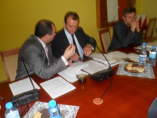Kierownictwo rady. Od lewej: wiceprzewodniczący Arkadiusz Żak (KIS), przewodniczacy Dariusz Wochna (PSL) i Jan Kościerzyński (KIS), do niedawna przewodniczący, obecnie wiceprzewodniczący