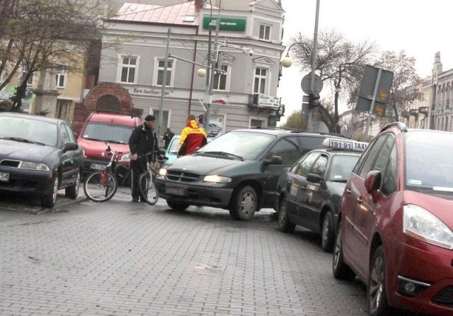 Mandatów nie unikną już kierowcy parkujący po prawej stronie chodnika na ulicy Żeromskiego.