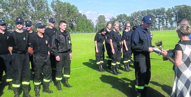 W niedzielę po zaciętej rywalizacji na stadionie Orła przyszedł czas na wręczenie pucharów i dyplomów drużynom z Ochotniczych Straży Pożarnych z terenu gminy Wierzbica.
