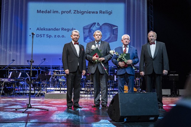 Serce za serce 2021. Koncert Fundacji Rozwoju Kardiochirurgii im. Zbigniewa Religi w Zabrzu.Zobacz kolejne zdjęcia. Przesuwaj zdjęcia w prawo - naciśnij strzałkę lub przycisk NASTĘPNE