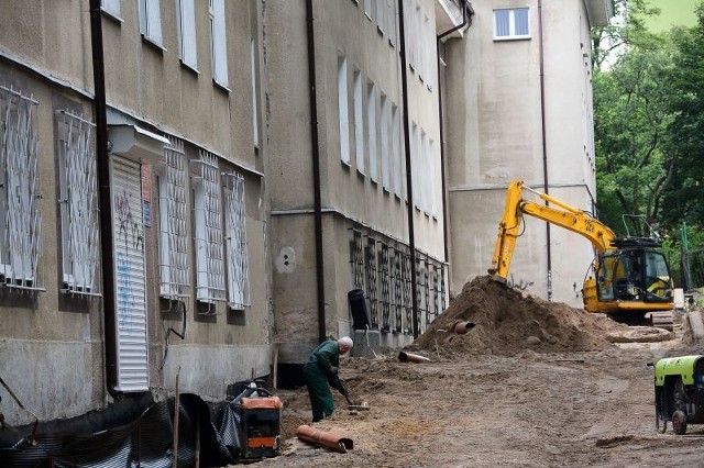 Prace przy zmianie nawierzchni przy akademiku mają się zakończyć do 1 października. Powstanie tu też nowa kanalizacja deszczowa. 