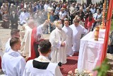 Boże Ciało w Bazylice Katedralnej w Kielcach. Msza święta i procesja wokół kościoła z biskupami [DUŻO ZDJĘĆ]