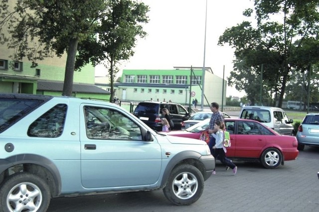 Takie zamieszanie panuje przed Szkołą Podstawową nr 4 każdego ranka.