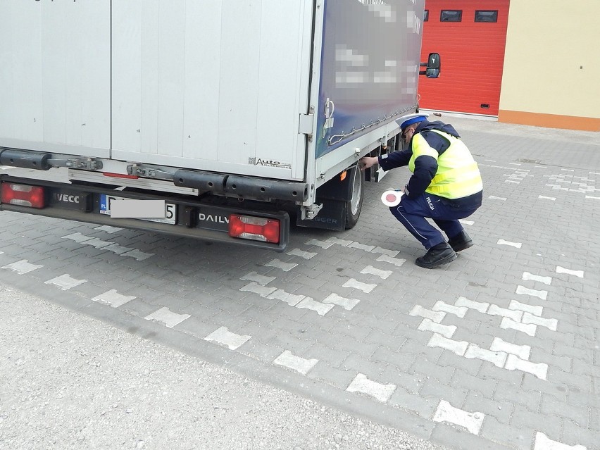 Co i ile wylatuje z rury wydechowej naszych samochodów? Spaliny - i to sporo! Sprawdzili to radziejowscy policjanci w akcji Smog