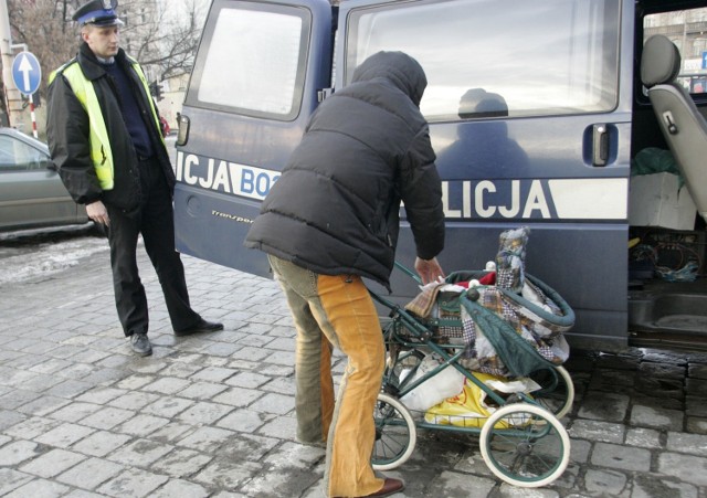 Matka ośmioletniej dziewczynki zataczała się i wchodziła pod nadjeżdżające samochody.