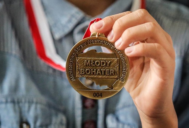 Medal "Młody Bohater" nadawany przez Ministerstwo Spraw Wewnętrznych i Administracji otrzymało już ponad 100 dzieci z całej Polski, w tym czworo z powiatu szydłowieckiego. Zobaczcie ich na kolejnych zdjęciach >>>