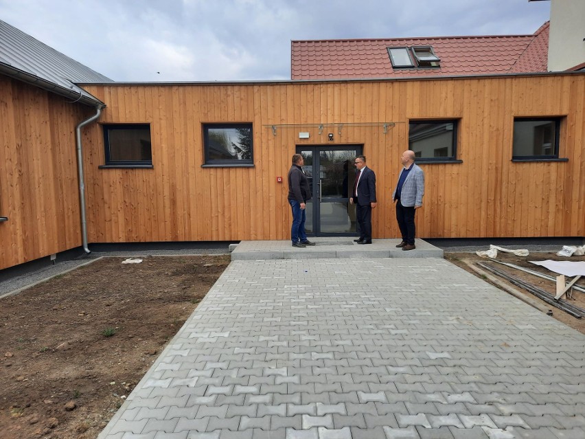 Trwa rozbudowa szkoły podstawowej w Ujeździe w gminie Iwaniska. Na ścianach modrzew syberyjski. Zobacz zdjęcia