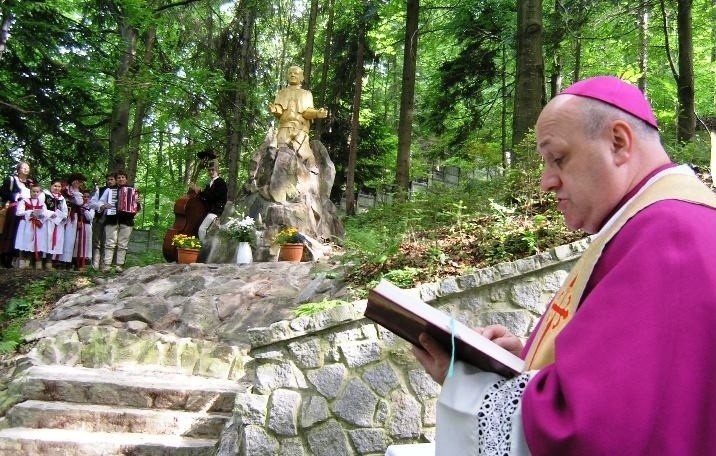 Pomnik św. Jana Pawła II w Szczyrku