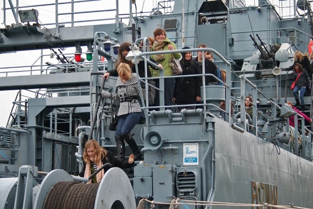 Studenci zwiedzają okręty wojskowe w Świnoujściu.