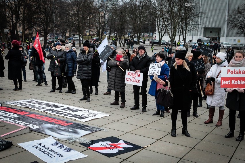 Czarny Piątek w Szczecinie. Ponad 1000 osób na placu Solidarności. "Chcemy lekarzy, nie misjonarzy" [WIDEO, ZDJĘCIA]