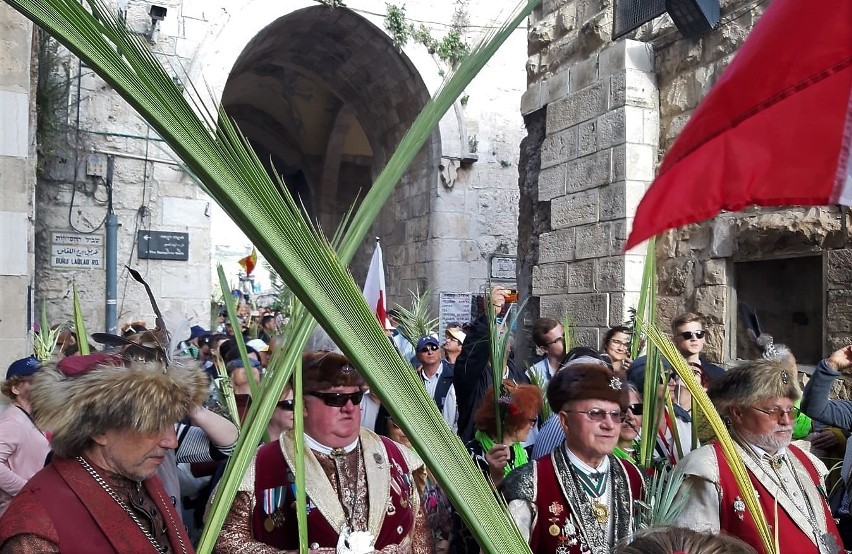 Wielki Tydzień w Ziemi Świętej. Spotkanie krakowskich braci kurkowych z patriarchą Jerozolimy Pierbattistą Pizzaballą