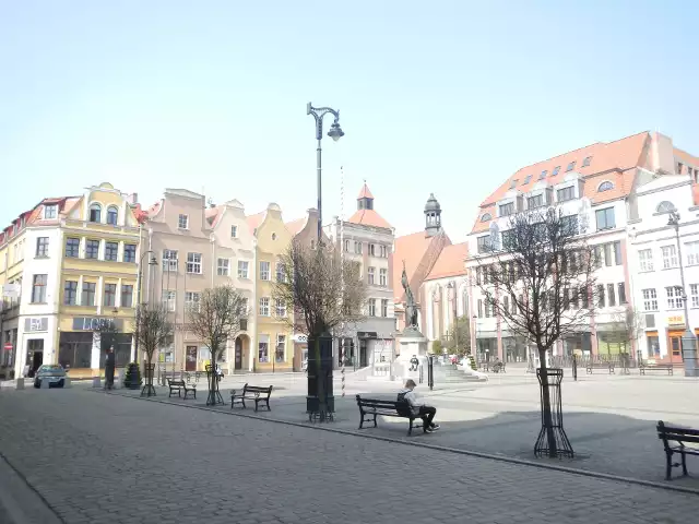 Grudziądzki Rynek zimą. W prawej części widać bryłę gotyckiej bazyliki pw. św. Mikołaja.