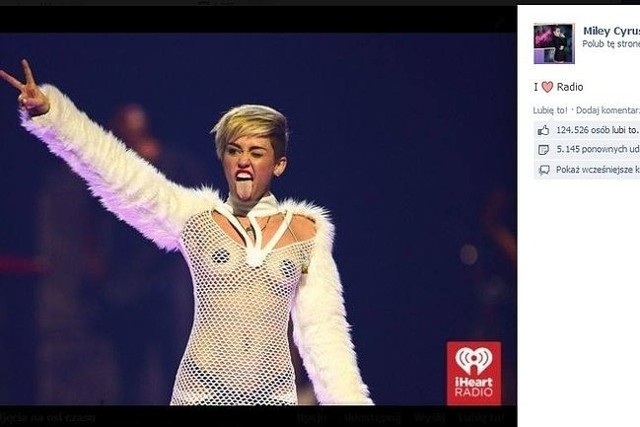 Miley Cyrus wystąpiła w kontrowersyjnej sukience. (fot. screen z Facebook.com)