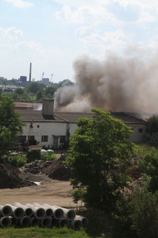 Wielki pożar na Swojczycach we Wrocławiu. Płonęły chemikalia