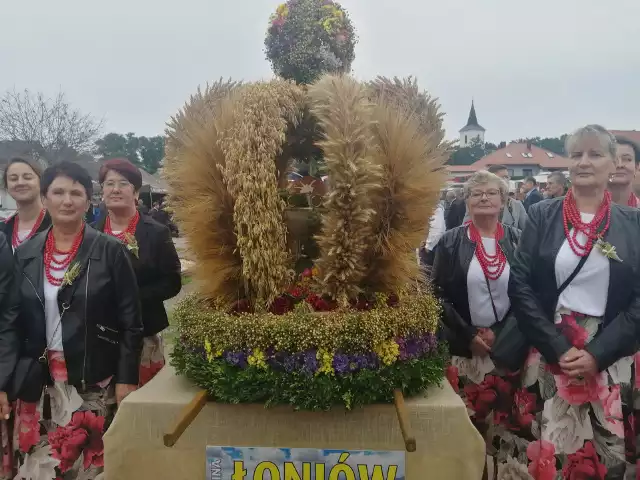 W gminie Łoniów wybrano najpiękniejszy wieniec dożynkowy 2021 roku. Nagrodę wójta gminy Szymona Kołacza i udział w Powiatowym Święcie Plonów wywalczyła delegacja wieńcowa i wieniec z sołectwa Łoniów.