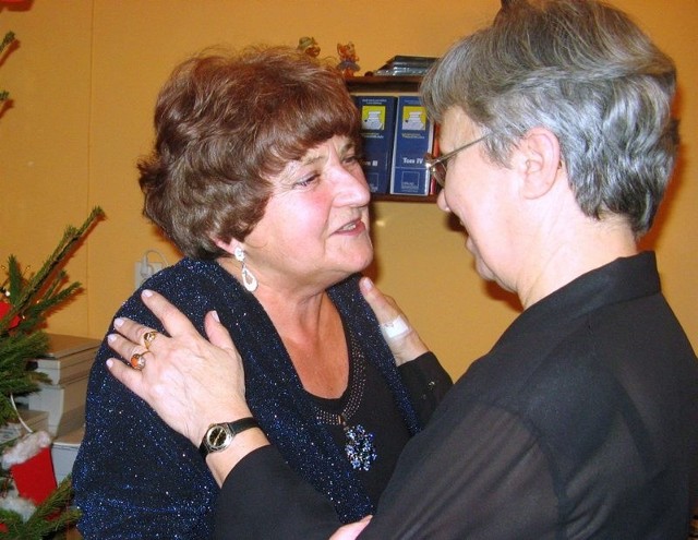 Anna Szuca (z lewej) przyjmuje gratulacje od Danuty Bonk