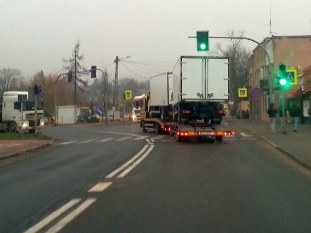 Na skrzyżowaniu ulic 1 Maja z Kilińskiego w Opatowie, na wjeździe od strony Sandomierza zielone światło świeci się najdłużej, oczywiście kosztem kierowców jadących od strony Ożarowa.