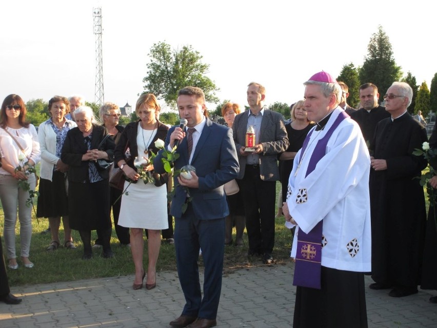 Grób Dziecka Utraconego poświęcony w Staszowie przez biskupa Krzysztofa Nitkiewicza