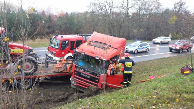 W Chełmnie, w pobliżu skrzyżowania ulicy Łunawskiej z droga krajową nr 91 doszło do zdarzenia drogowego. Kierowca ciężarówki zjechał na pobocze w efekcie czego doszło do przełamania zestawu ciężarowego. Wiózł traktor rolniczy. Kierowca został przetransportowany do szpitala w Grudziądzu. Nikt nie został poszkodowany. Straty to uszkodzenia pojazdu.