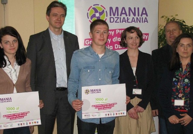 Laureaci Lokalnego Programu Grantowego dla Młodzieży &#8222;Mania Działania&#8221; z gminy Krasocin (w imieniu swoich grup czeki odebrali Paulina Larecka z Karolinowa i Kamil Sosnowski z Krasocina) z marszałkiem województwa świętokrzyskiego, wójtem gminy Krasocin oraz przedstawicielkami Fundacji Aktywizacji i Rozwoju Młodzieży FARMa ze Staszowa.