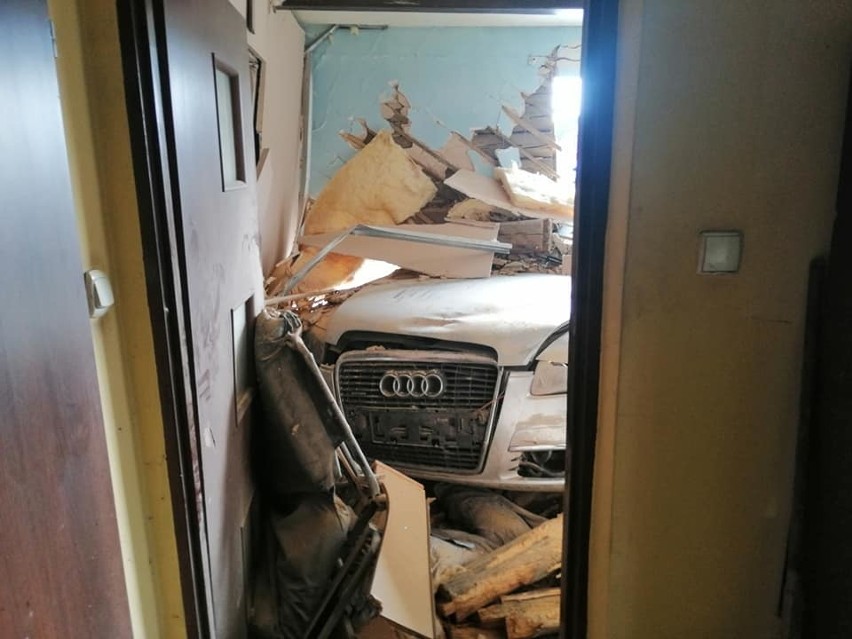 Audi po zderzeniu z innym samochodem wjechało w dom...