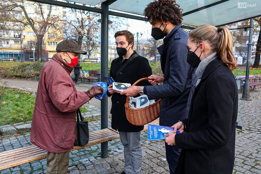 Młodzi Demokraci pytają o specjalny zespół ds. walki ze smogiem w Szczecinie i rozdają maseczki
